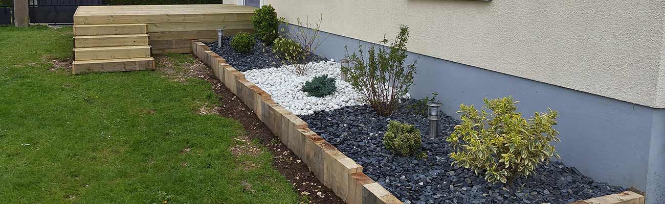 Un jardin en bordure de maison