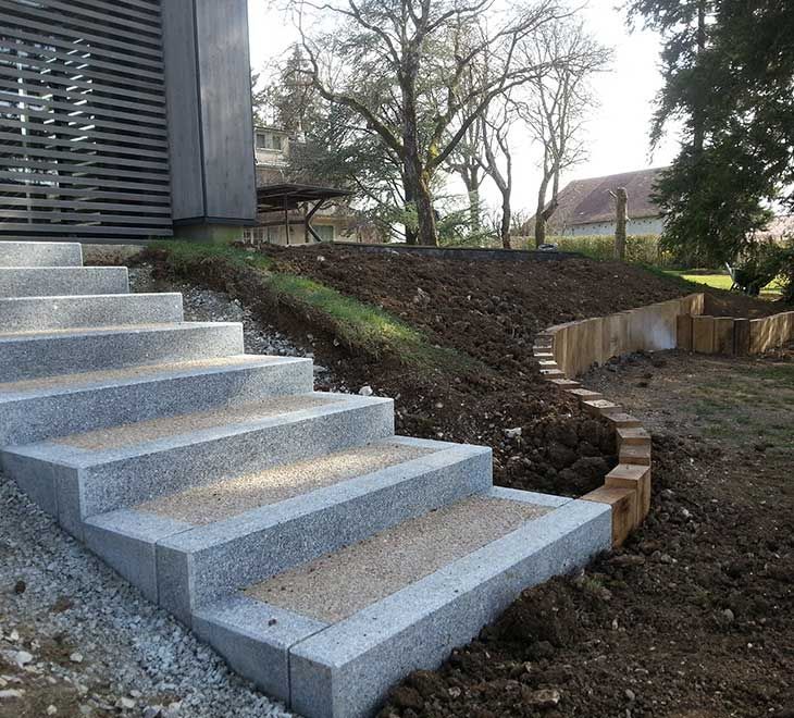 Des escaliers dans un jardin