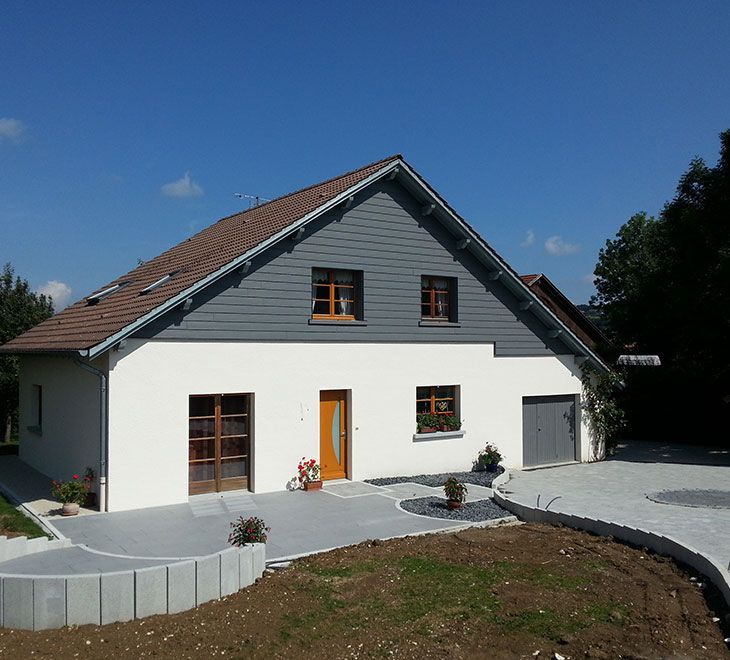 Une allée devant une maison de deux couleurs