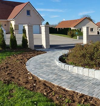 Une allée en cours de construction