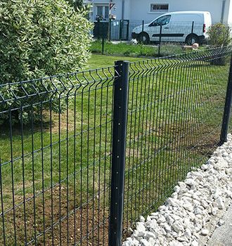 Un grillage en bordure de jardin