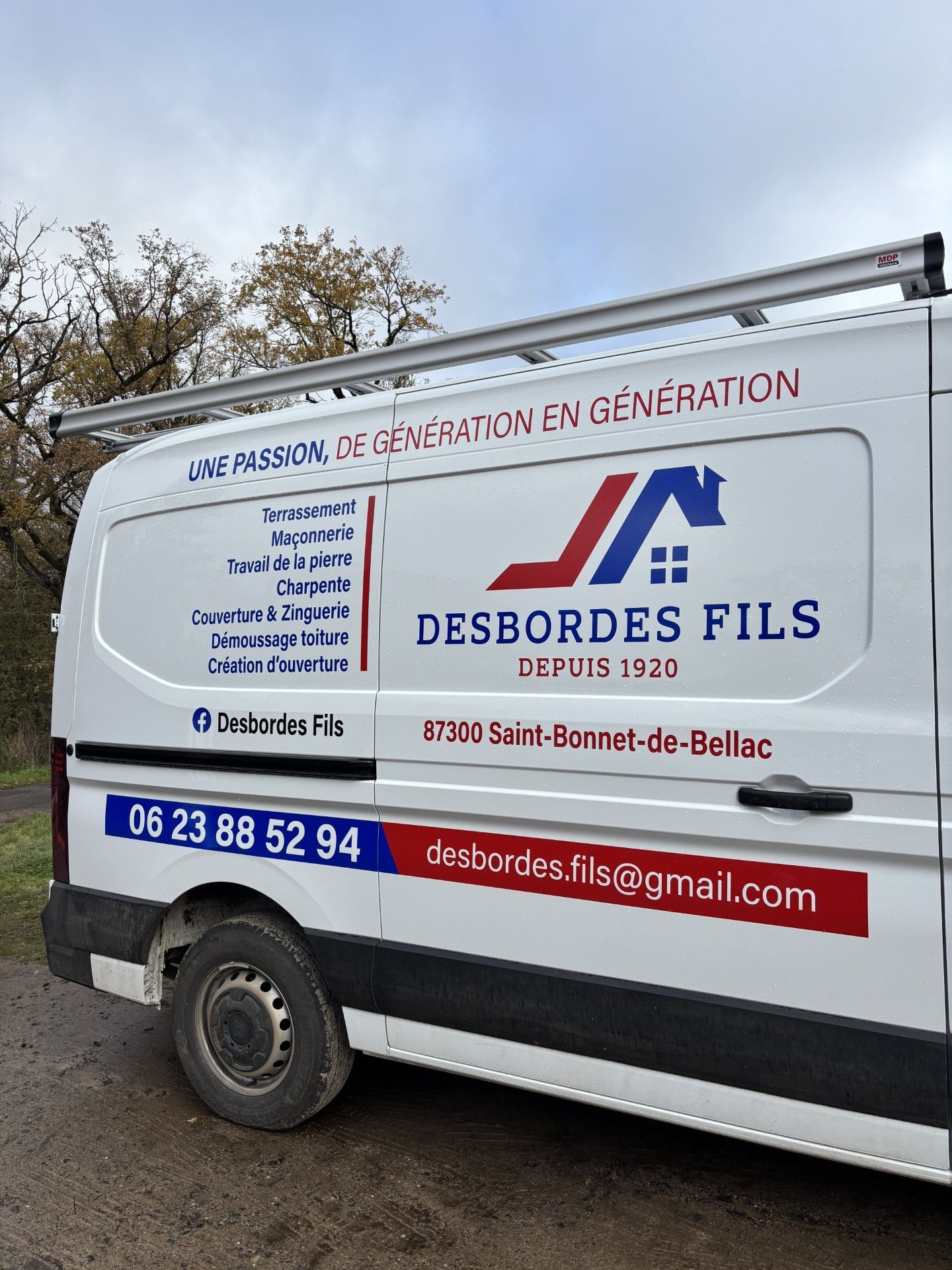 Camionnette blanche portant le logo de l'entreprise Desbordes Fils et les coordonnées de l'entreprise, stationnée à l'extérieur.
