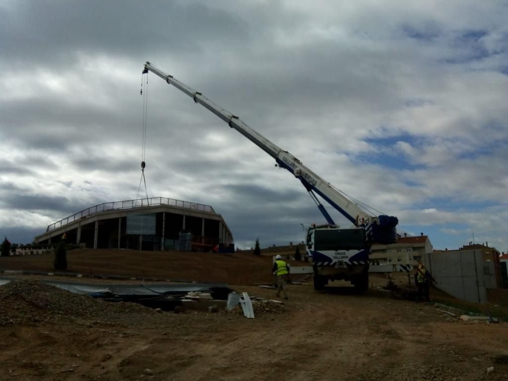Se está utilizando una grúa grande en un sitio de construcción.