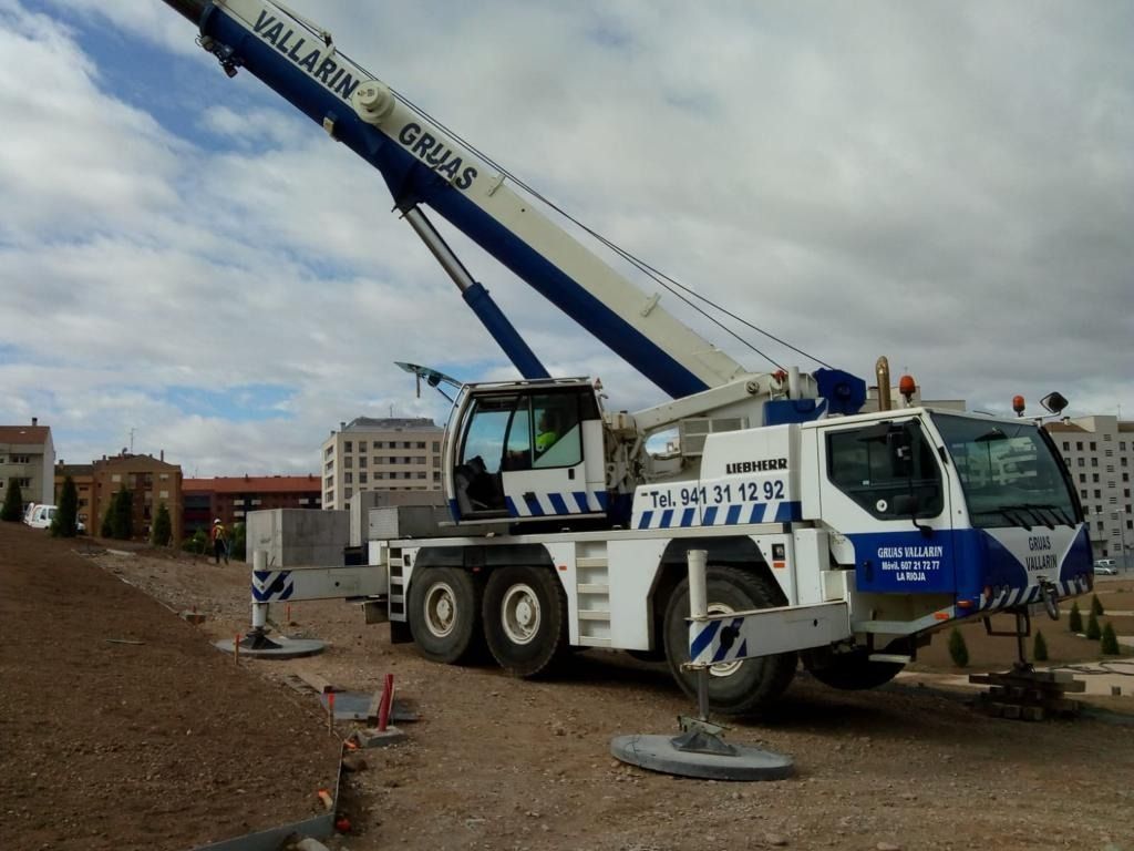 Un camión grúa villarín está estacionado en un campo de tierra
