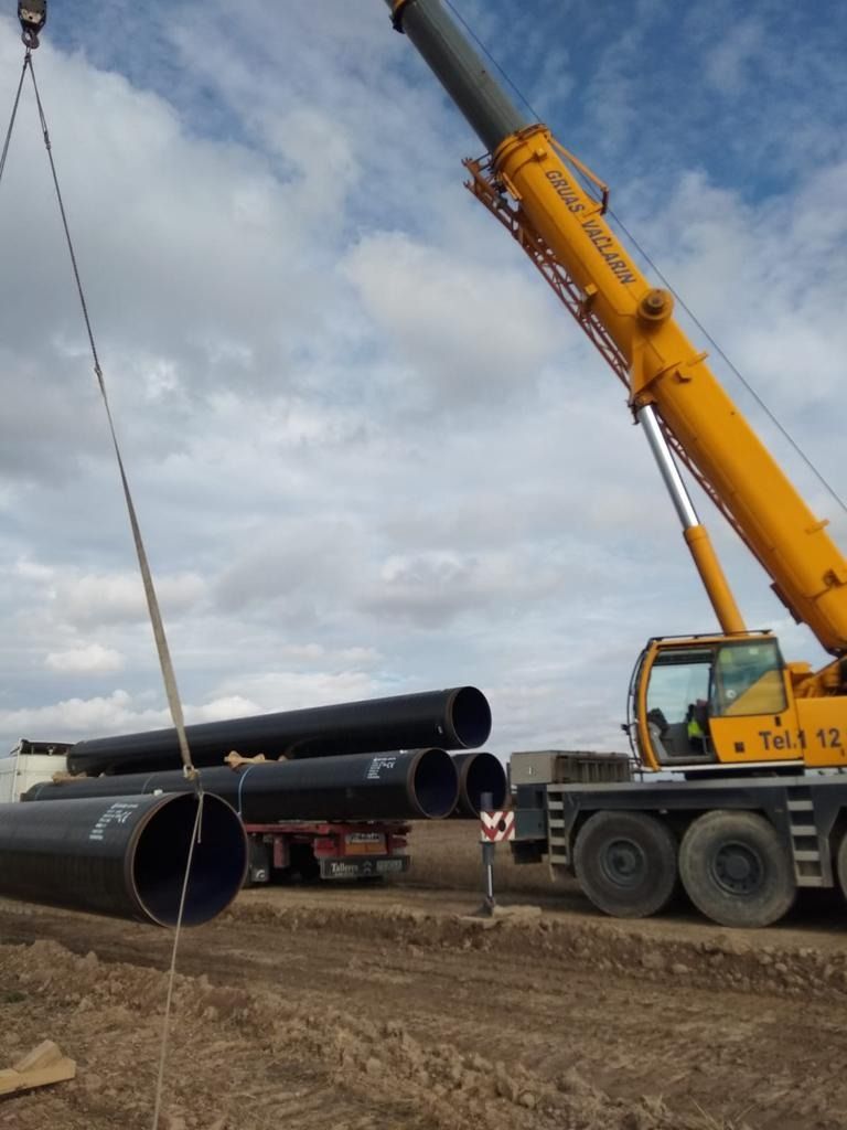 Una grúa amarilla con el número 12 en ella