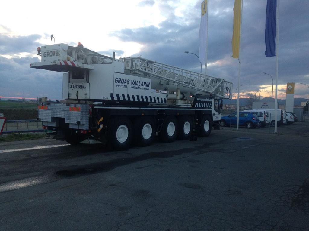 Una gran grúa está estacionada al costado de la carretera