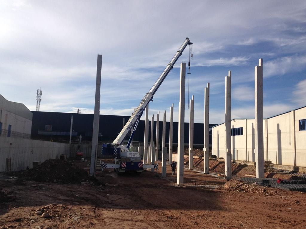 Una gran grúa está trabajando en un edificio en construcción.
