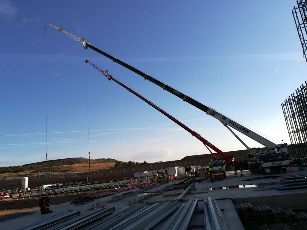 Un sitio de construcción con una grúa grande que dice 'krauss'