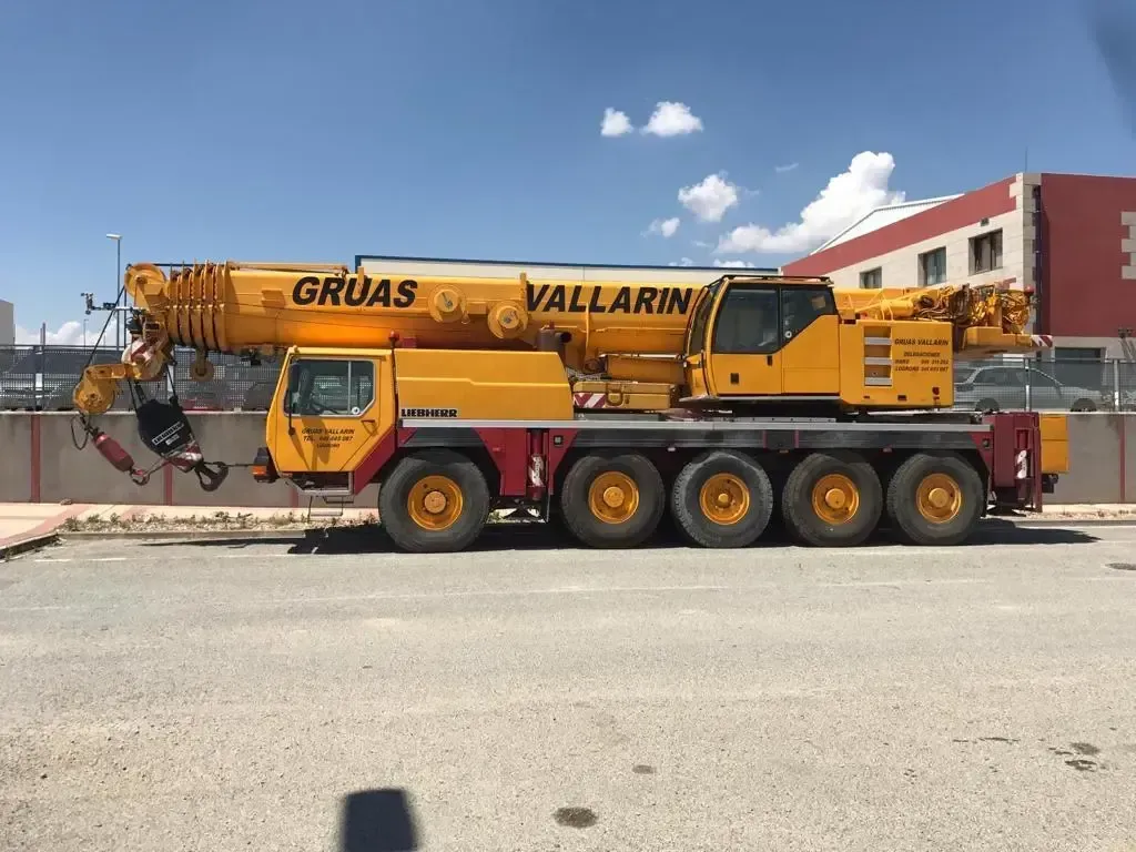 Un gran camión amarillo con la palabra gruas en él