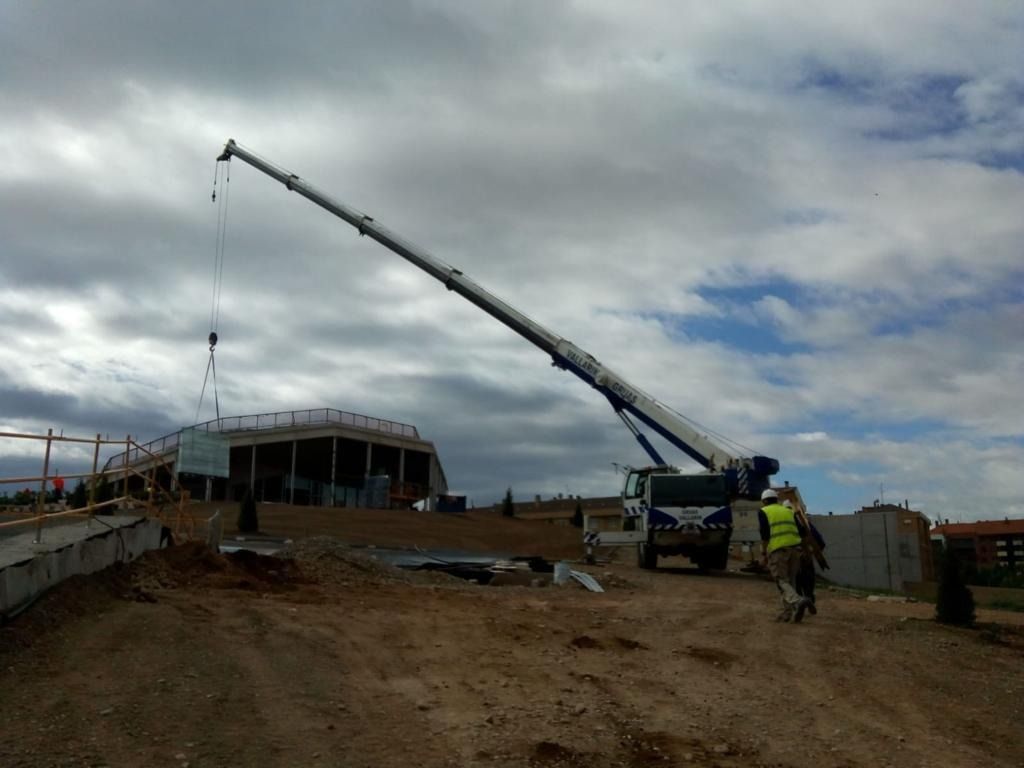 Una obra en construcción con una gran grúa en primer plano