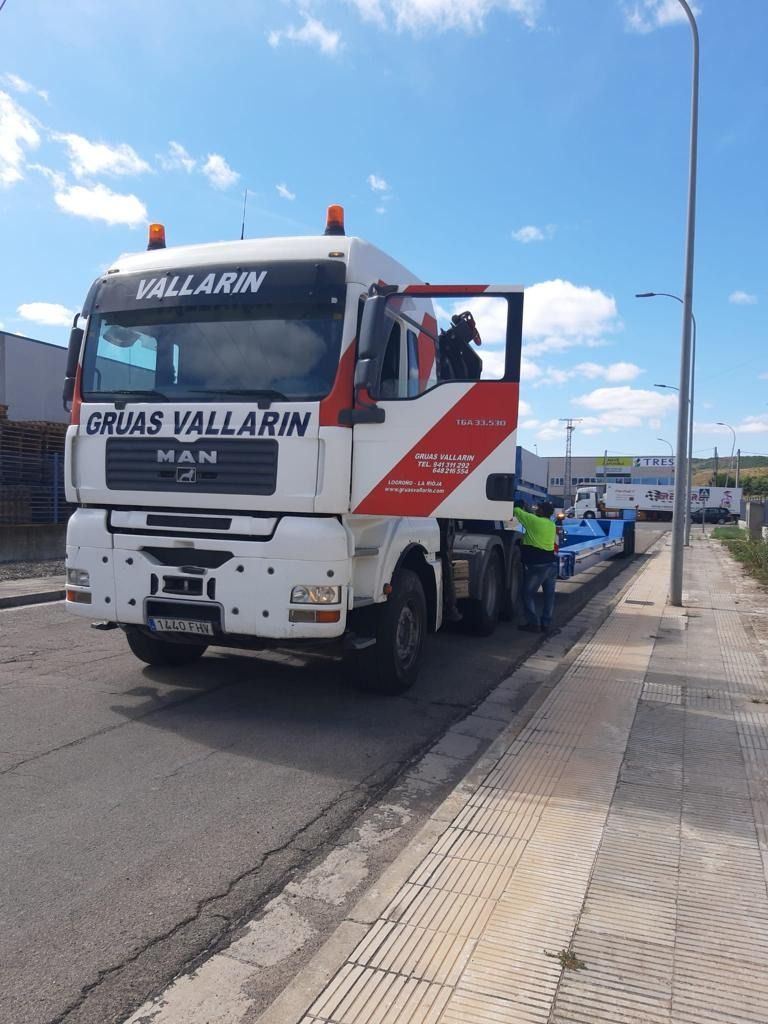 Un hombre está parado junto a un camión que dice