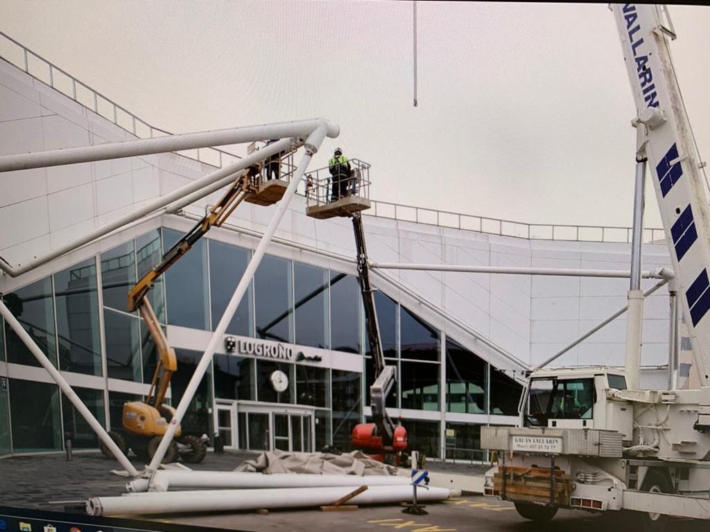 Una gran grúa blanca con la palabra bola escrita en ella