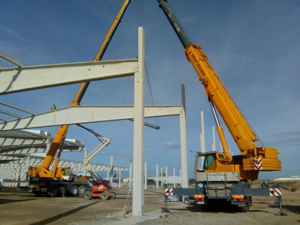 Una gran grúa amarilla con la palabra Liebherr escrita en ella.