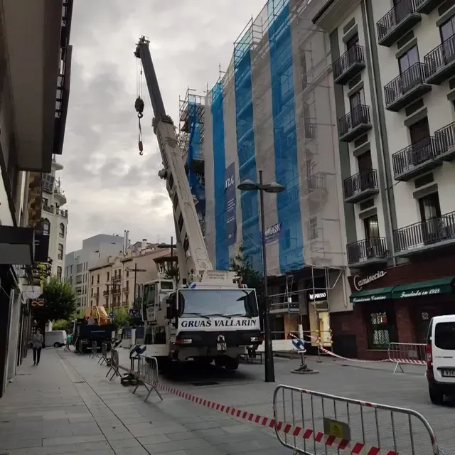 Un camión con una grúa que dice gruas vallarden