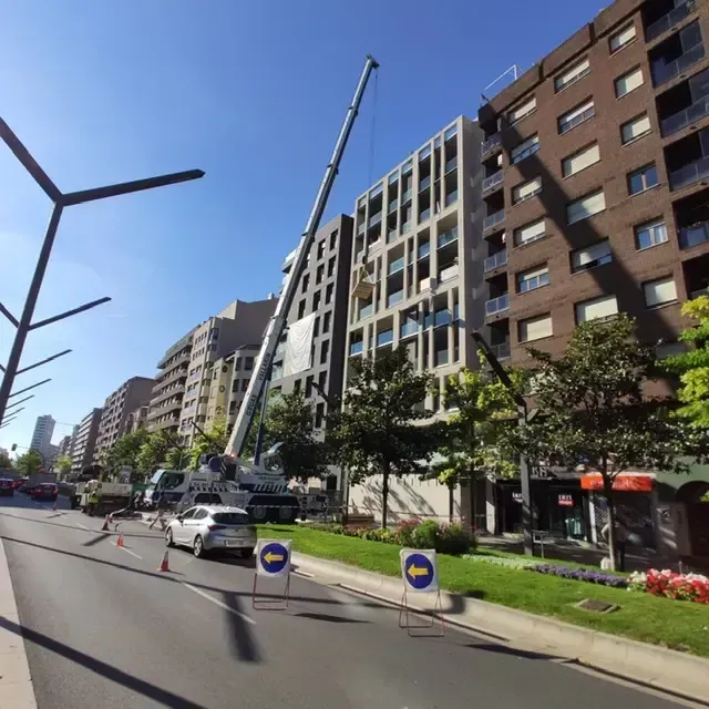 Una gran grúa está trabajando en un edificio en una ciudad.