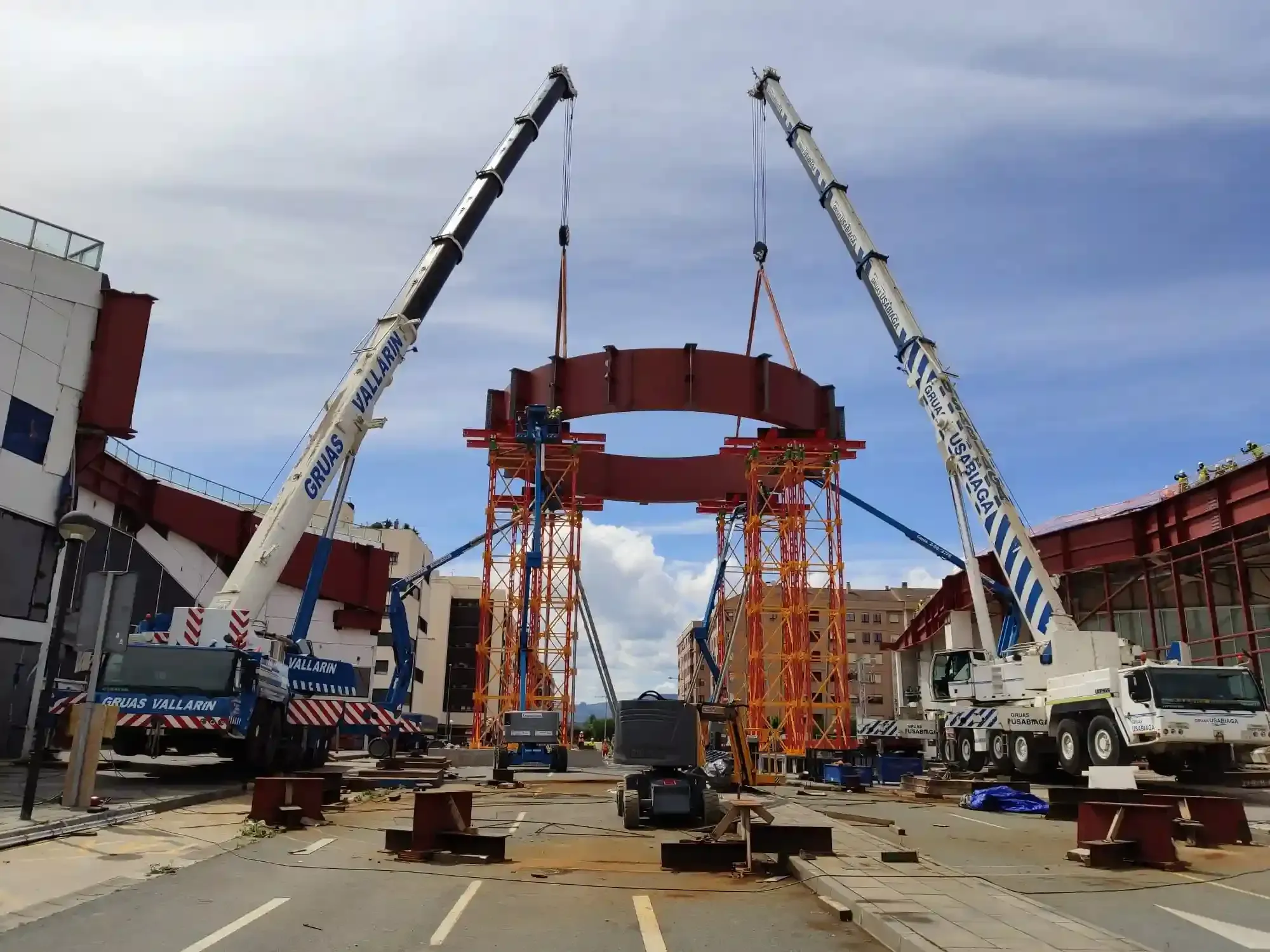 Se está construyendo un puente con muchas grúas.