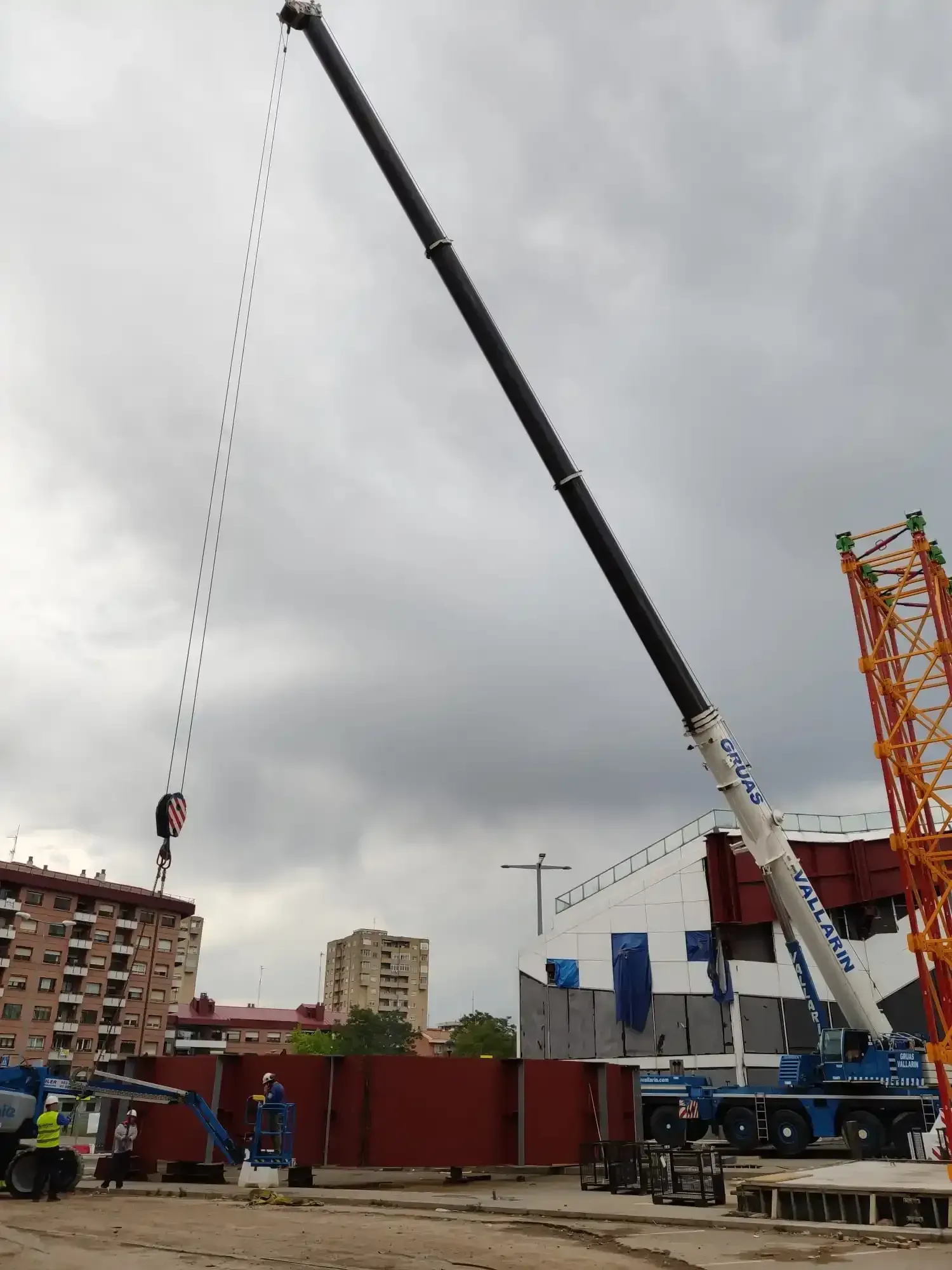 Una grúa grande con la palabra Komatsu escrita en ella