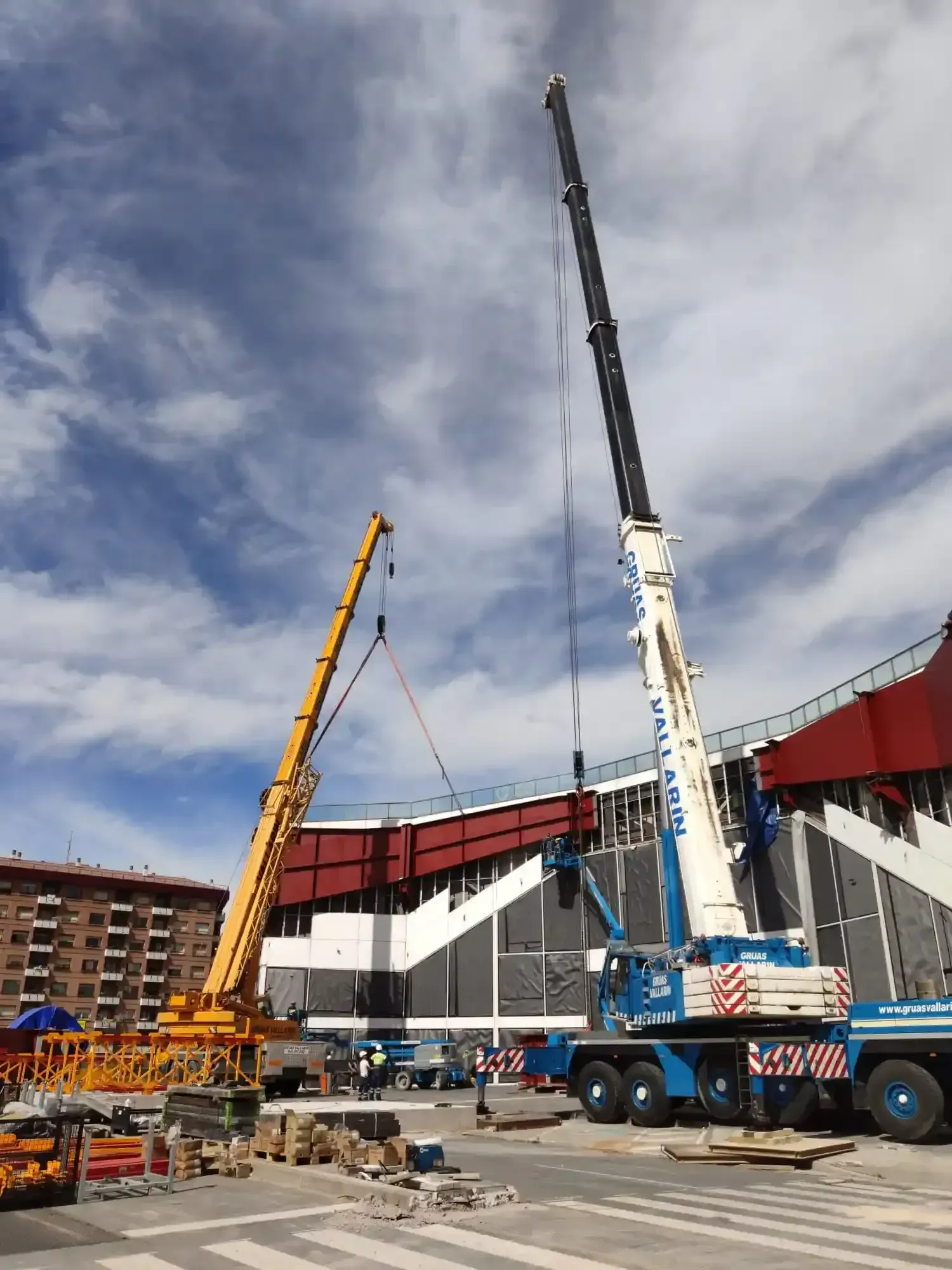 Un sitio de construcción con una grúa que dice 'Hyundai'.