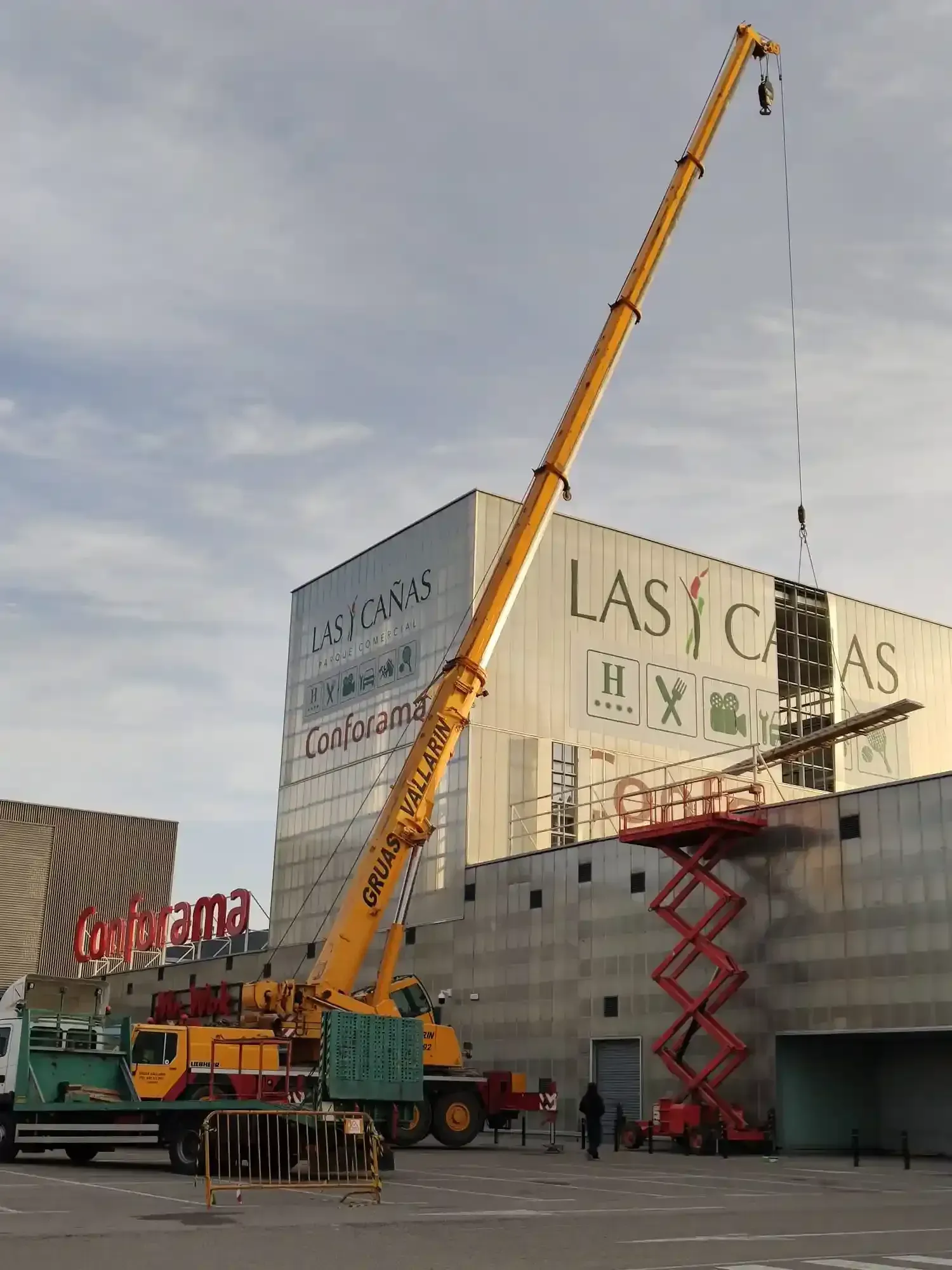 Una gran grúa amarilla está frente a un edificio que dice Las Vegas.