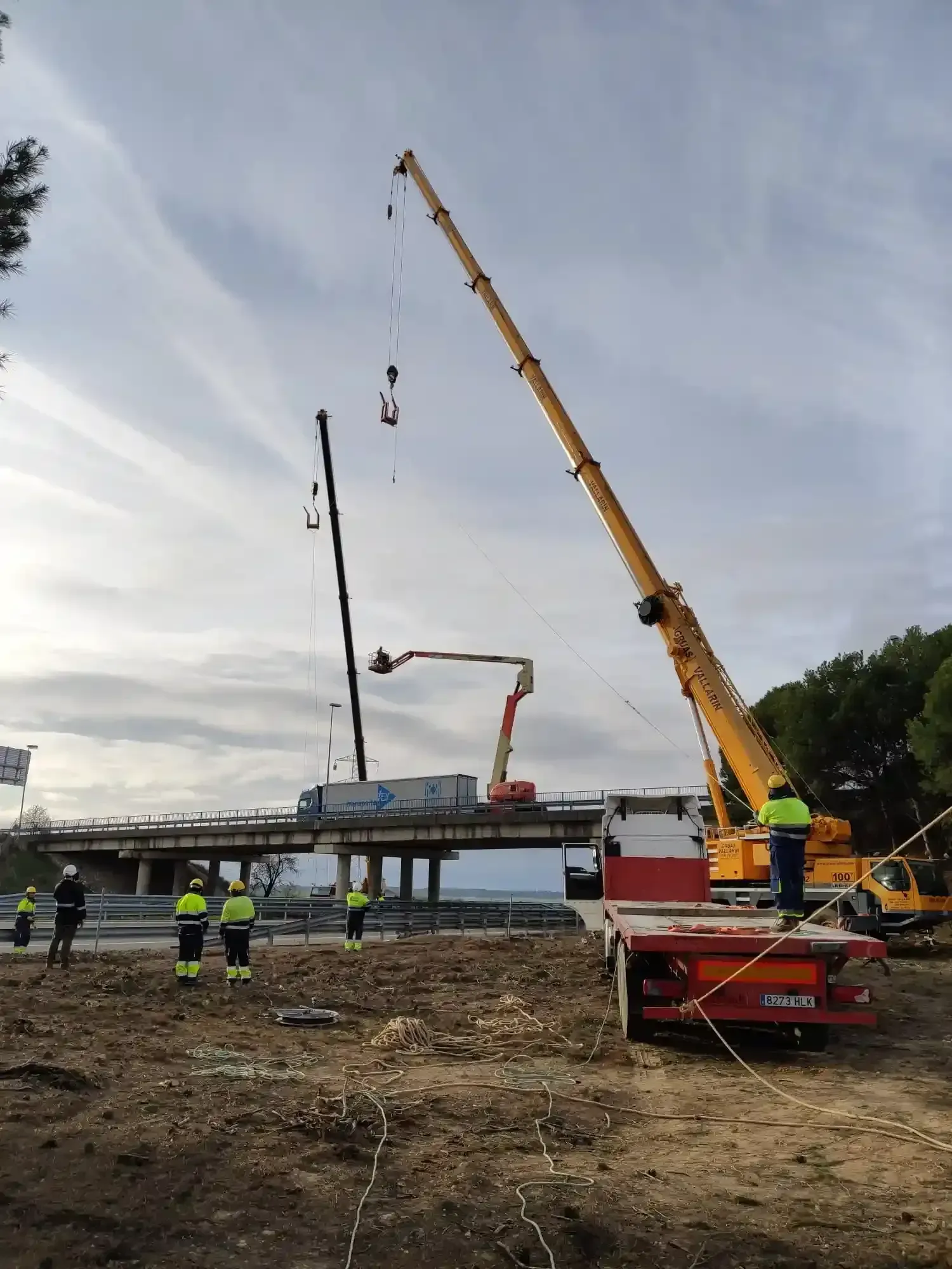 Se utiliza una gran grúa amarilla para levantar un camión.