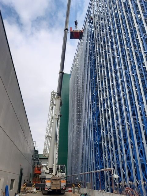 Se está utilizando una grúa para levantar una estructura grande.