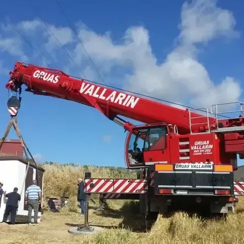 Un camión rojo con la palabra vallarin en él