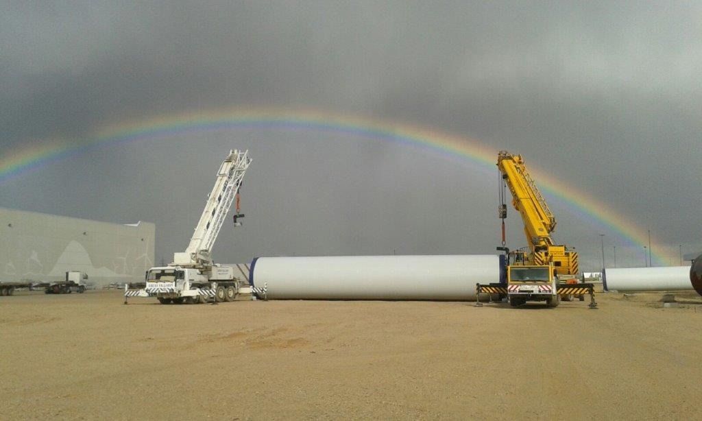 Un arcoíris es visible en el cielo sobre un sitio de construcción.