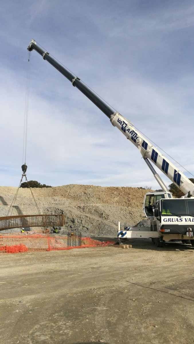 Una grúa grande está colocada encima de un camión en un estacionamiento.