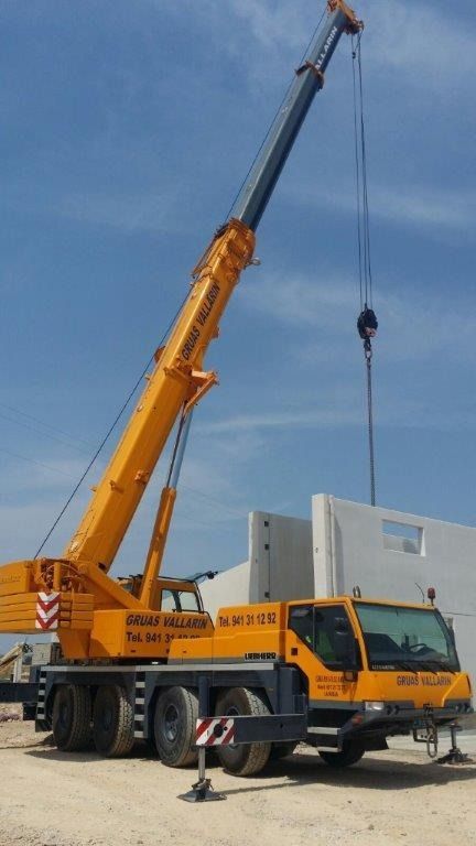 Un camión amarillo con una grúa acoplada.