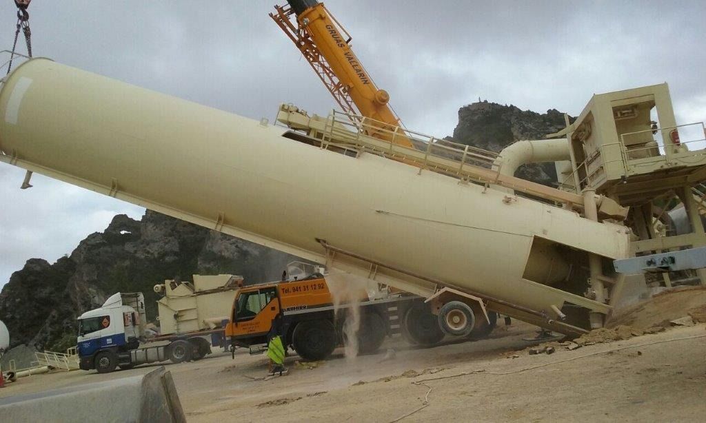 Una gran tubería blanca está siendo levantada por una grúa.