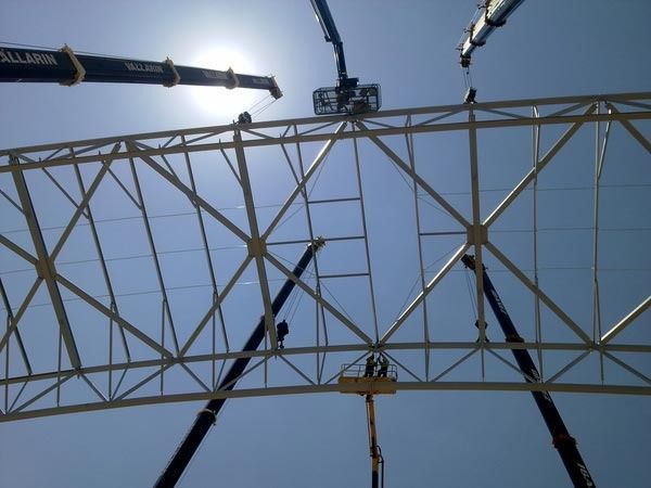 Una grúa con la palabra Palfinger escrita en ella