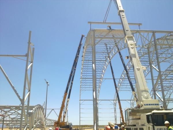 Una gran grúa Liebherr está levantando una estructura metálica