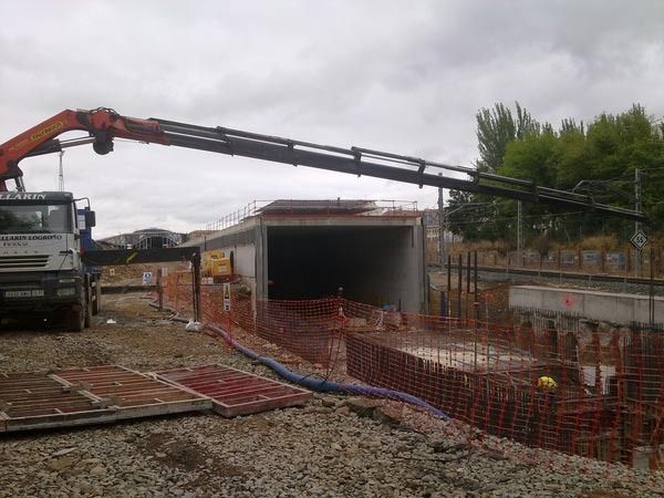 Se está utilizando una grúa para levantar una gran estructura de hormigón.