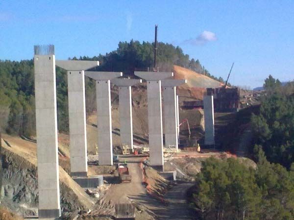 Se está construyendo un puente en medio de un bosque