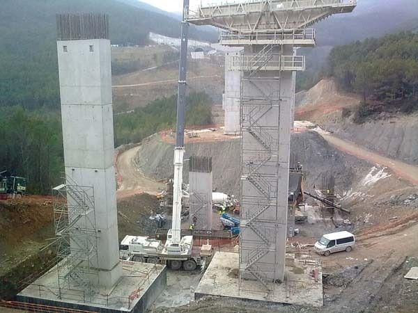 Se está construyendo una gran estructura de hormigón en medio de un bosque.