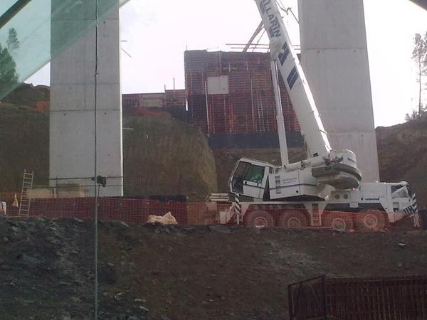 Una gran grúa blanca con las letras tt en ella