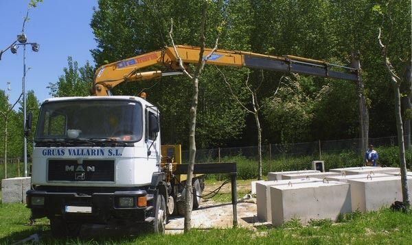 Un camión con una grúa acoplada.