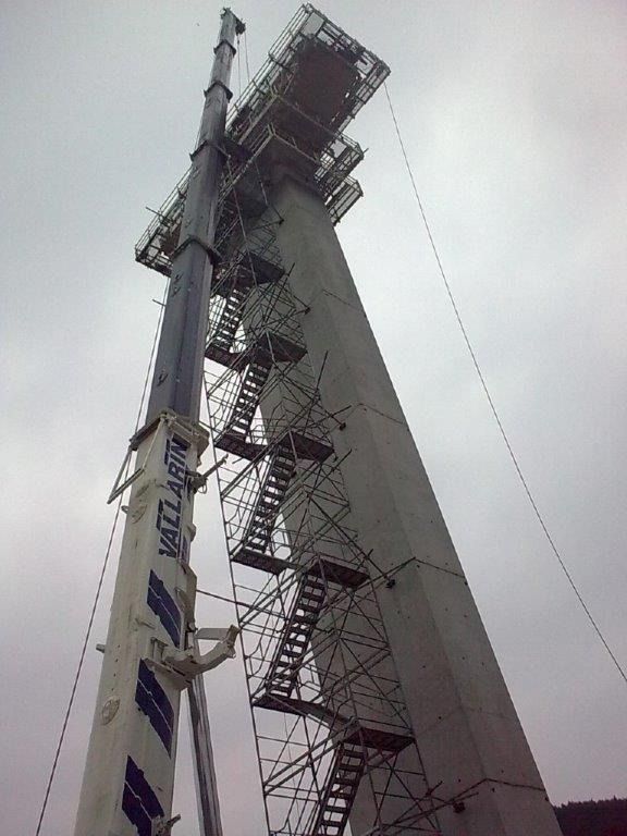 Un edificio muy alto con escaleras que suben.