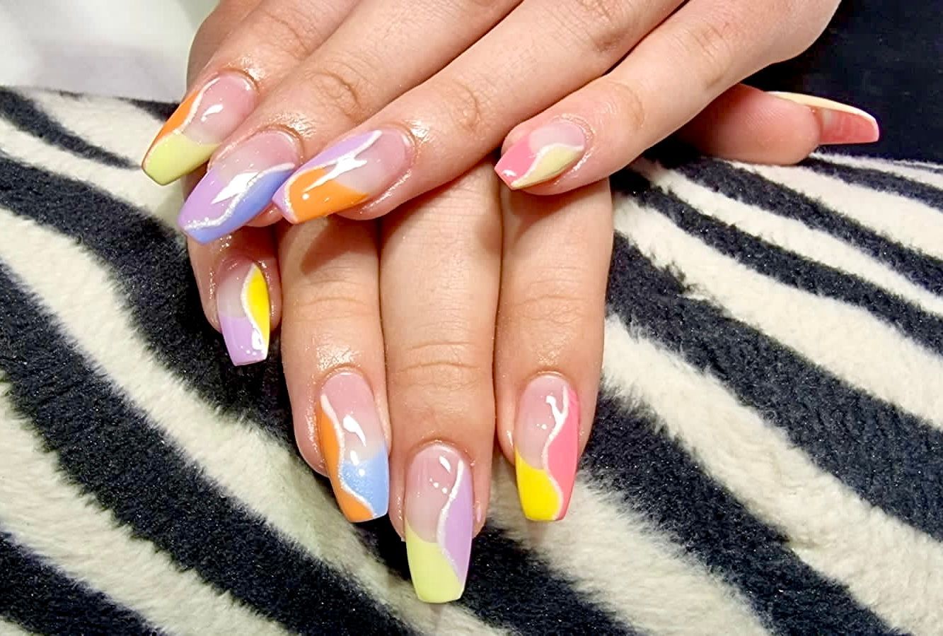 Nail art coloré sur ongles long par Perfect Touch Albi