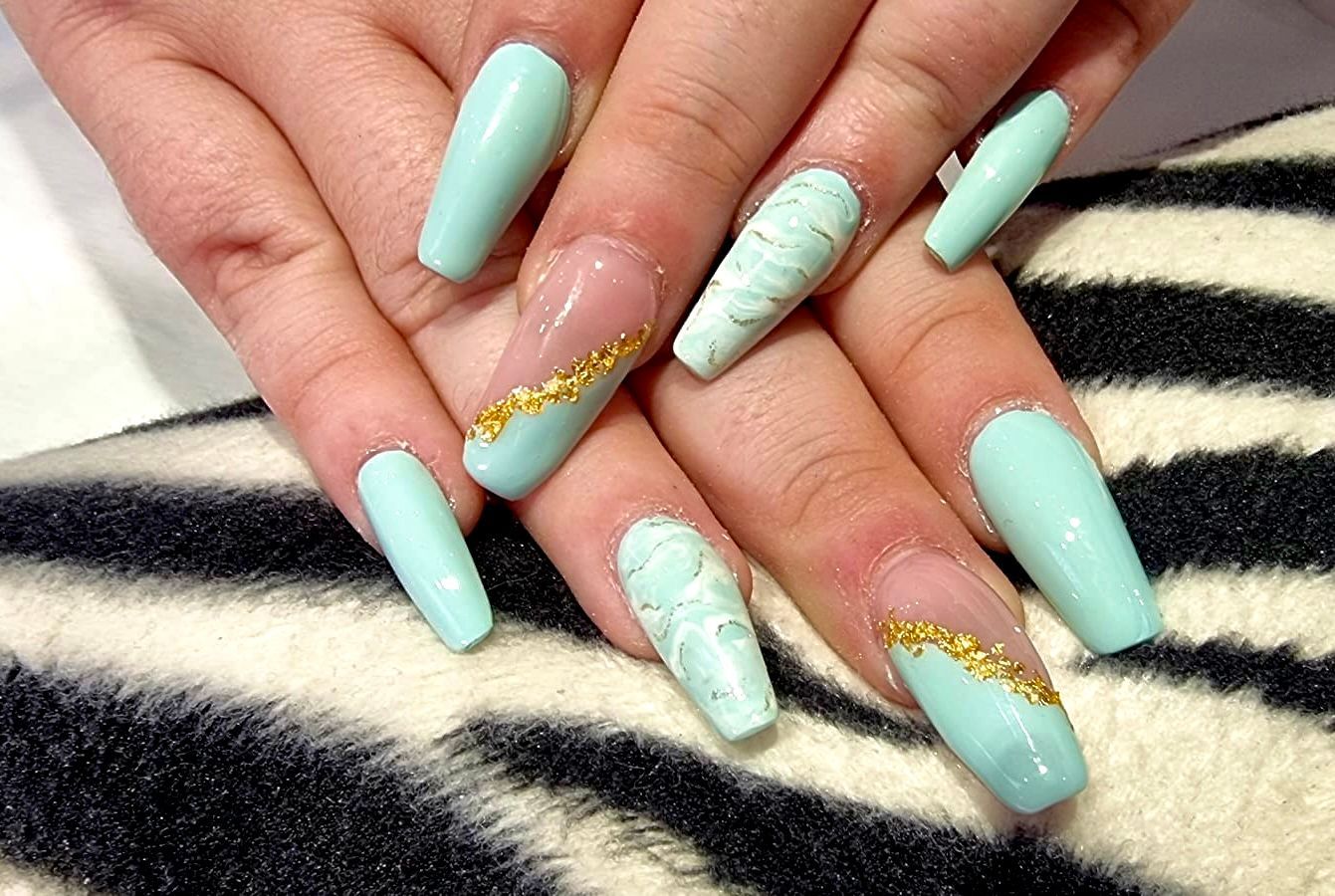 Nail Art bleu vert avec effet or sur ongles long par Perfect Touch Albi