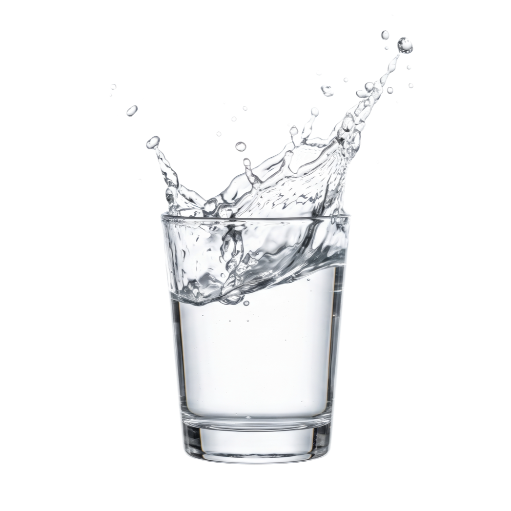 Verre rempli d’eau, avec des éclaboussures
