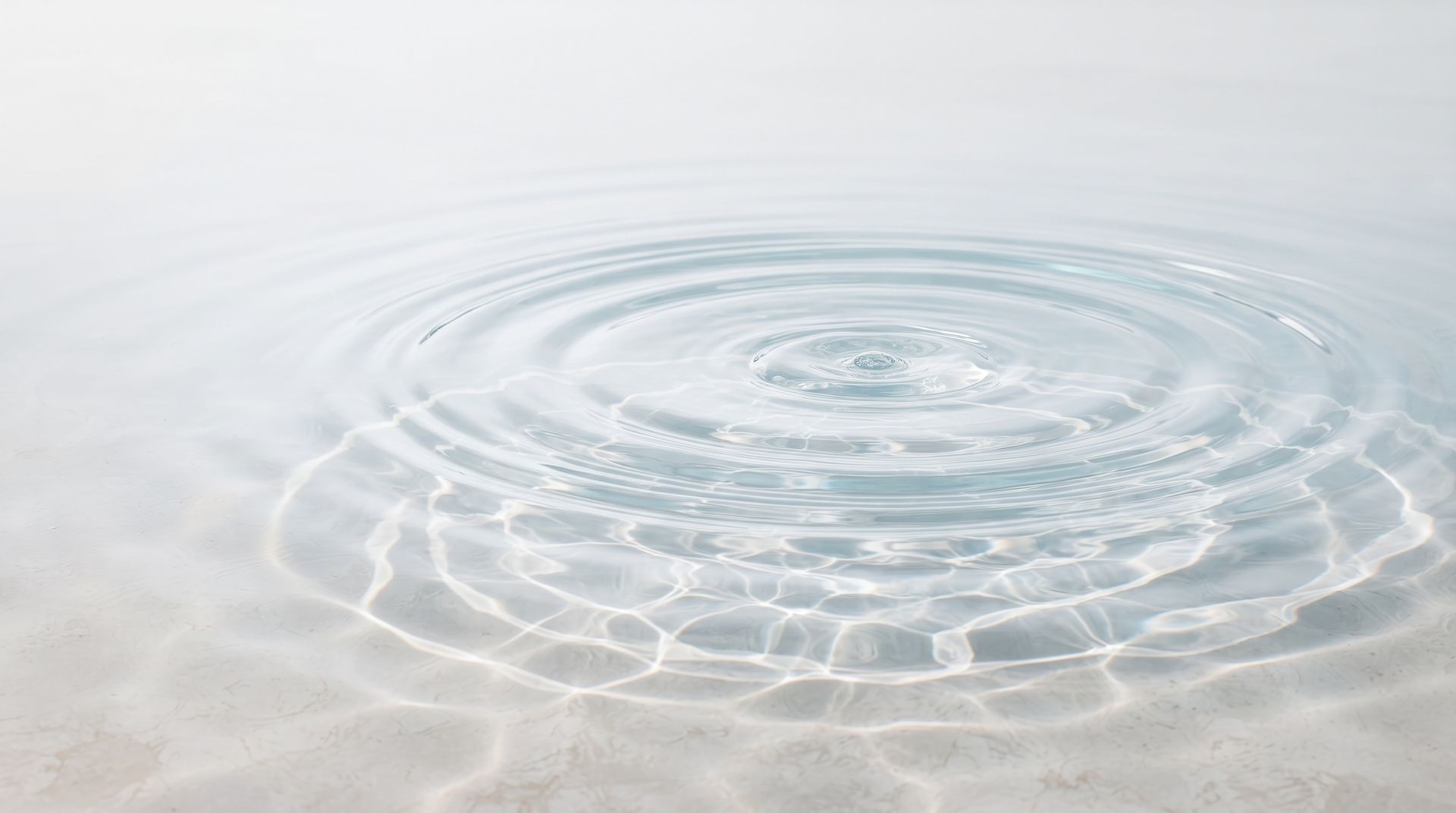 De douces ondulations se propagent à la surface d’une eau
