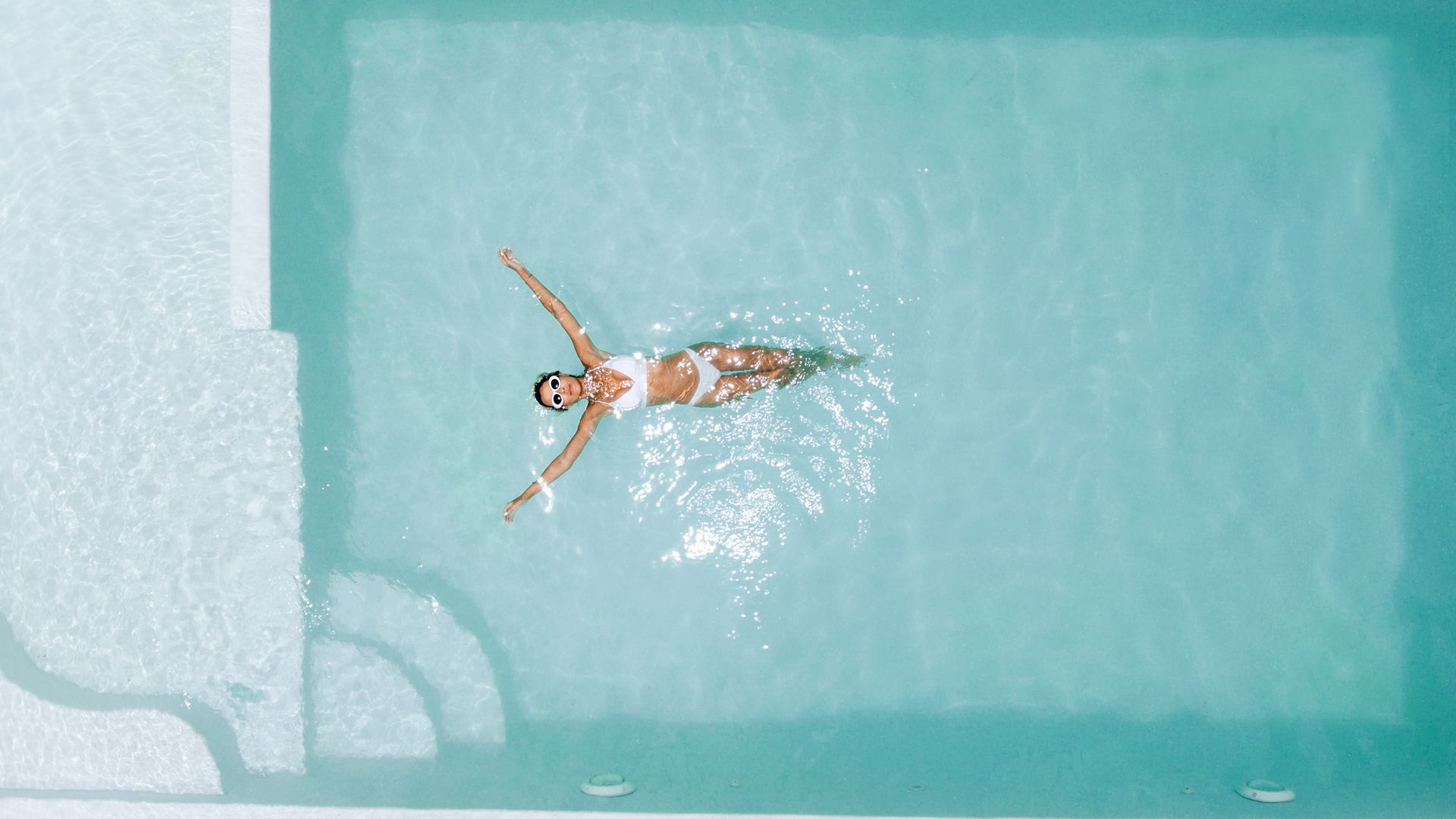 Un femme se baigne dans une piscine