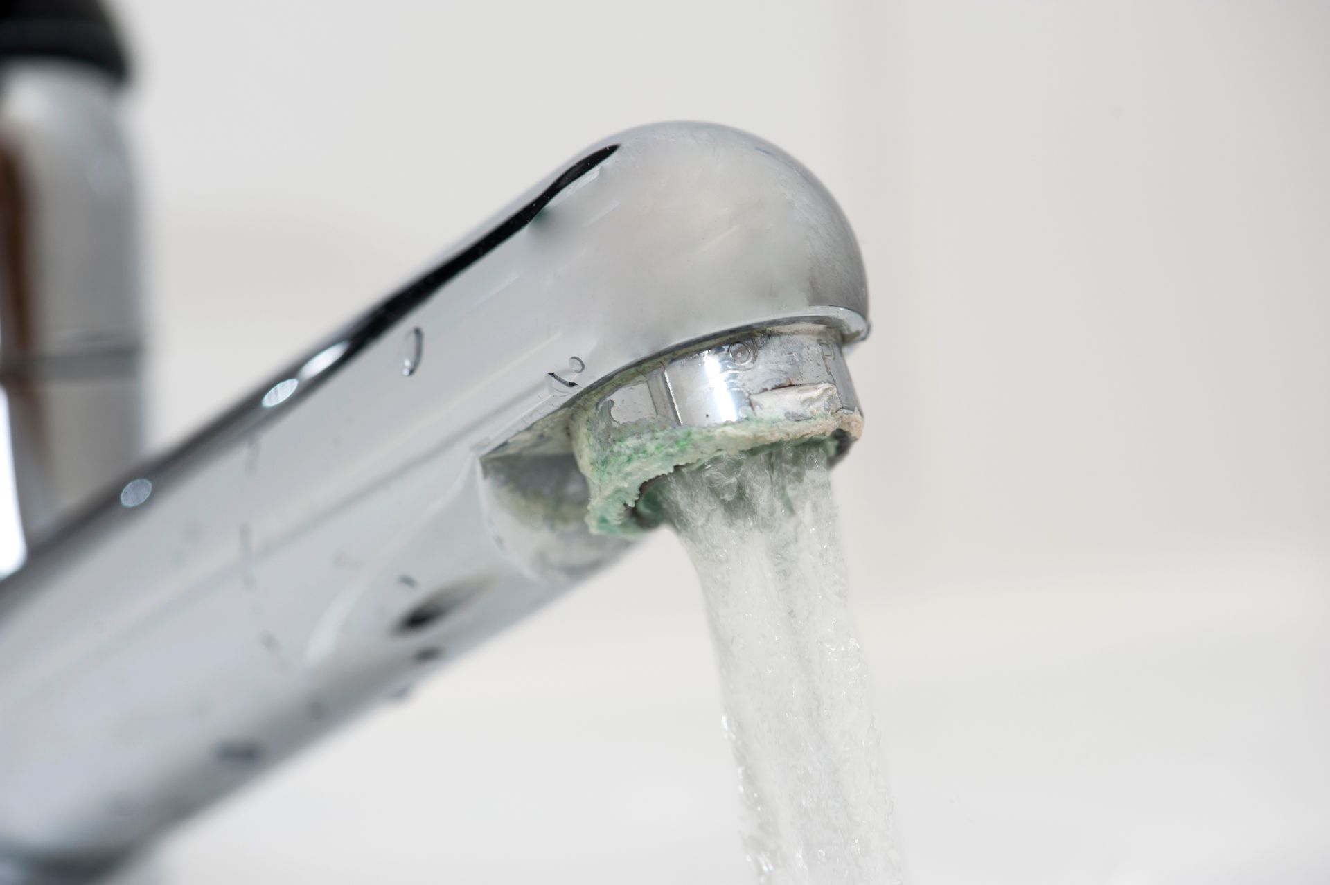 De l’eau coule d’un robinet