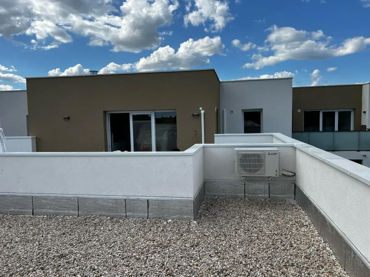 Terrasse sur le toit avec une unité extérieure de climatisation