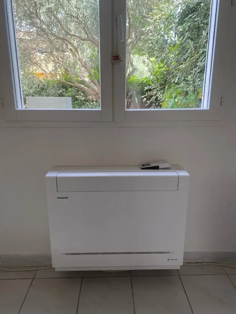 Climatiseur console sous une fenêtre