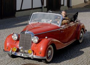 Mann in einem Oldtimer-Cabrio