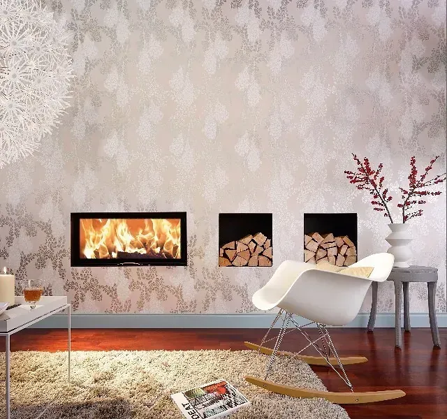 Una sala de estar con una mecedora y una chimenea.