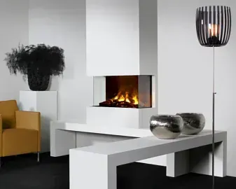 Una sala de estar con chimenea y lámpara.