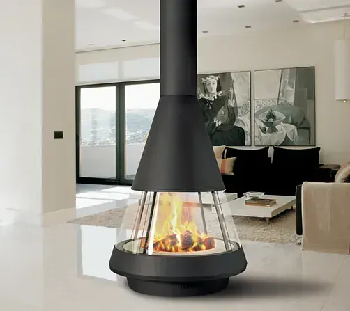 Una sala de estar con chimenea y un sofá.